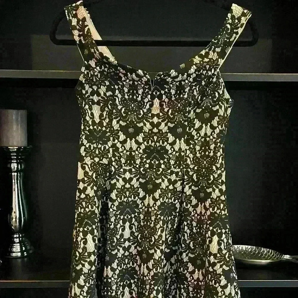 Francesca Black Lace on Cream Background Ladies Size Small Sleeveless Elegant - Picture 1 of 7